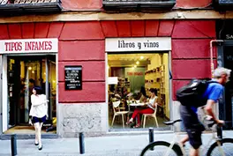 Tipos Infames (Libros y vinos) (5)